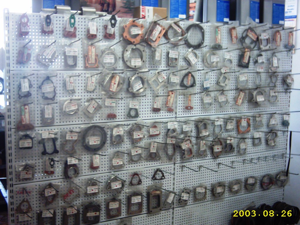 estanteria con fondos y ganchos